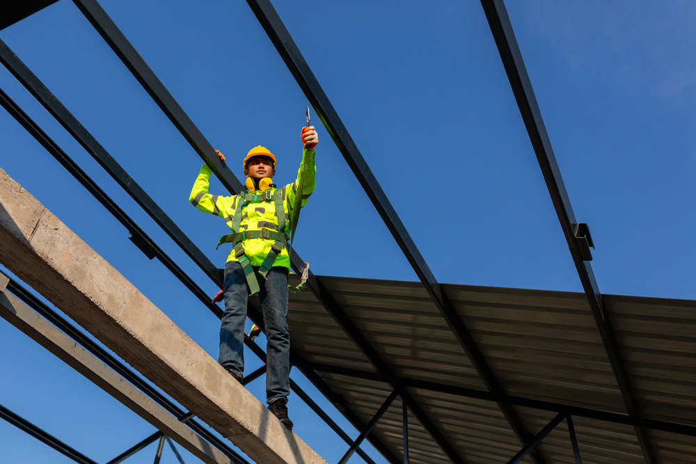 Asian,Worker,Wear,Safety,Height,Equipment,To,Install,The,Roof