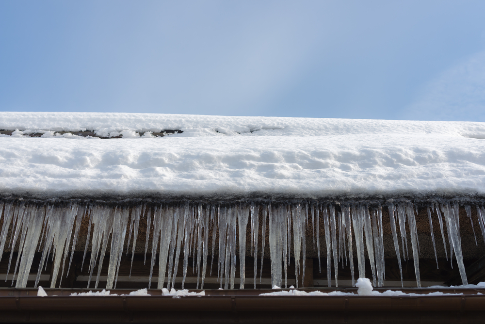 commercial roof with ice dams